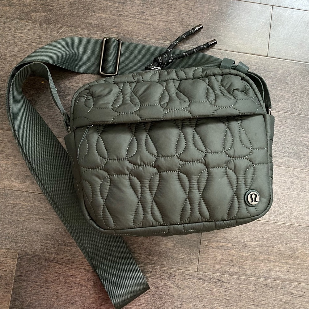 lululemon bag - color spruce